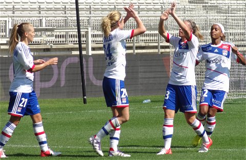 Laetitia Tonazzi et Camille Abily ont marqué les quatre buts de la première mi-temps, servies par Lara Dickenmann et Élodie Thomis