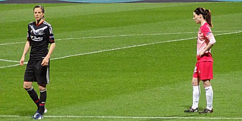 Lotta Schelin face à Anaig Butel dans leurs maillots Coupe d'Europe
