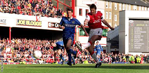 Tony Adams inscrit ici certainement le plus beau but de sa carrière, lors de la victoire 4-0 contre Everton en 1998.