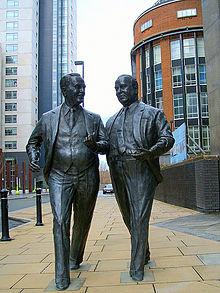 La statue de Cecil et John Moores à Liverpool