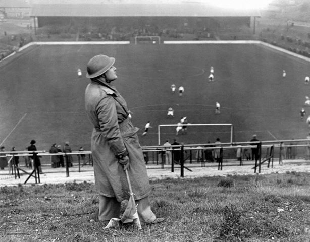 On continua de jouer au football pendant la Seconde Guerre mondiale, en Wartime League (ici à The Valley, Charlton Athletic, où un soldat surveille les airs)