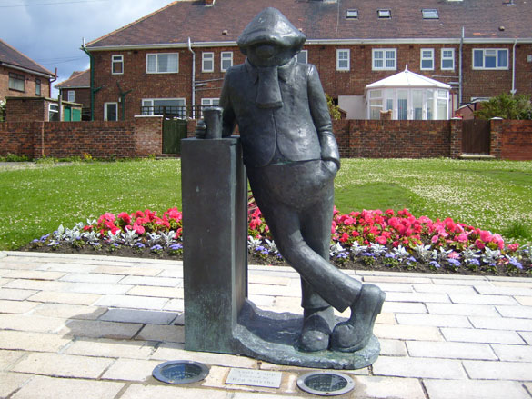  Statue du célèbre Andy Capp à Hartlepool (ville de son créateur), chômeur professionnel et footballeur bastonneur
