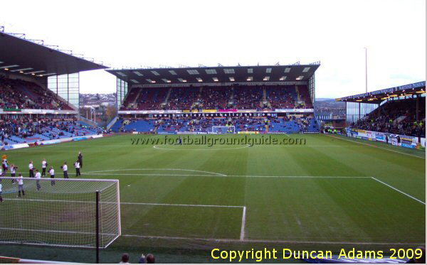 En fait le stade de Burnley c'est le stade de Dijon, mais à l'anglaise